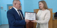 Вдовин награждает Постолову ДШИ - Карталинская новь